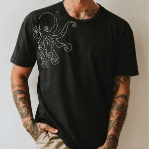 Entre Tentáculos Embroidered Octopus T-Shirt