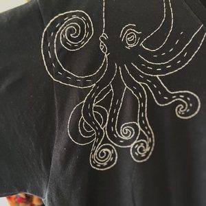 Entre Tentáculos Embroidered Octopus Crewneck
